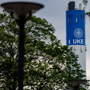 Das Logo des UKE - Universitätsklinikum Hamburg-Eppendorf - ist auf einem Schornstein auf dem Gelände zu sehen.