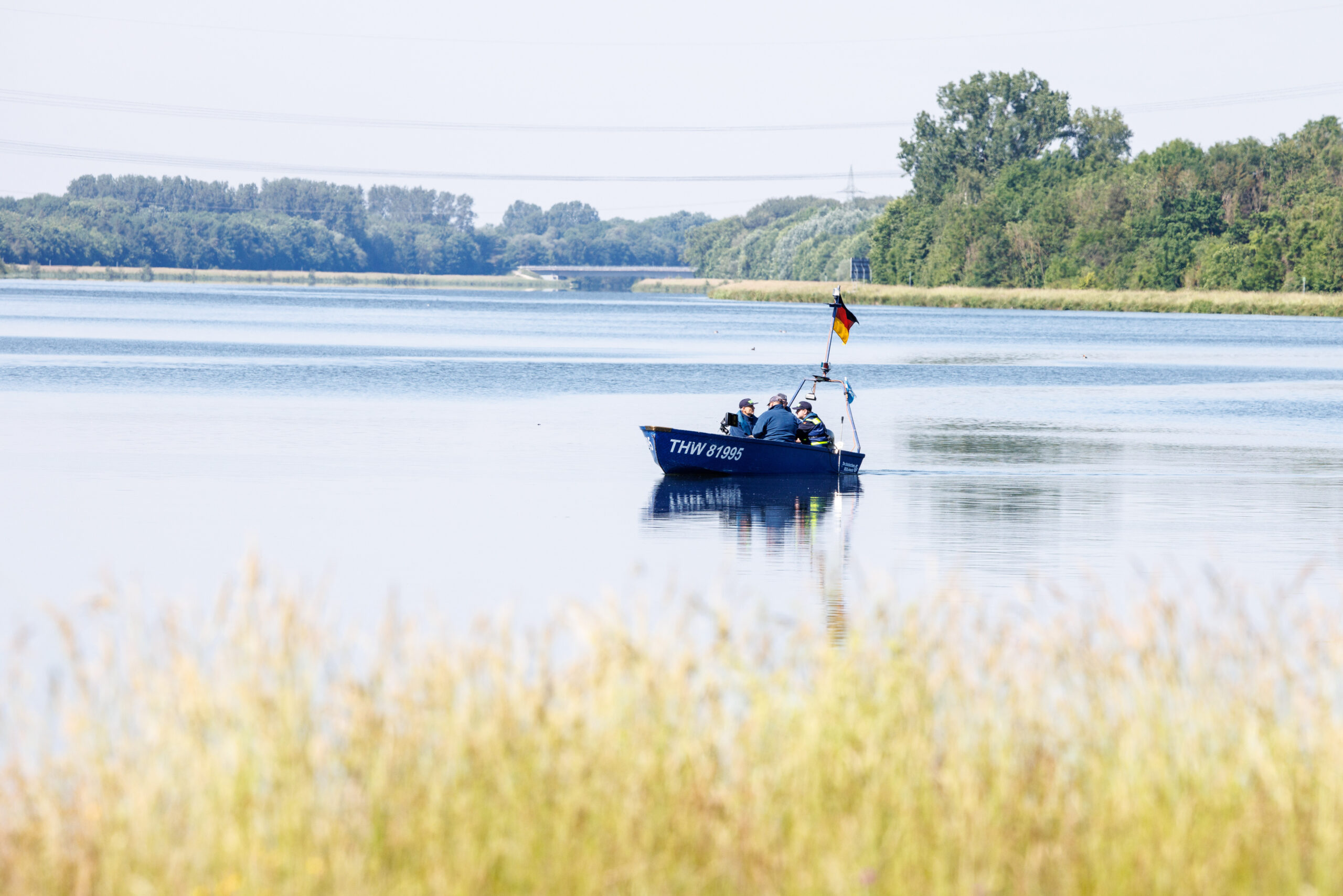 Das Technische Hilfswerk sucht mit einem Sonargerät den Grund der Donau ab.