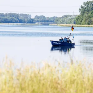 Das Technische Hilfswerk sucht mit einem Sonargerät den Grund der Donau ab.