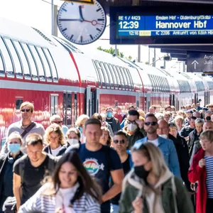Auch in Niedersachsen nutzen zahlreiche Menschen das 9-Euro-Ticket. Jetzt hat das Bundesland ein neues Angebot vorgeschlagen. (Archivbild).