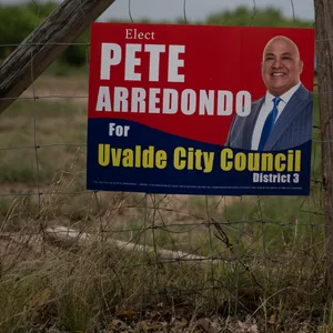 Ein Wahlkampfschild für Pete Arredondo, Polizeichef des Uvalde Consolidated Independent School District, hängt an einem Zaun.