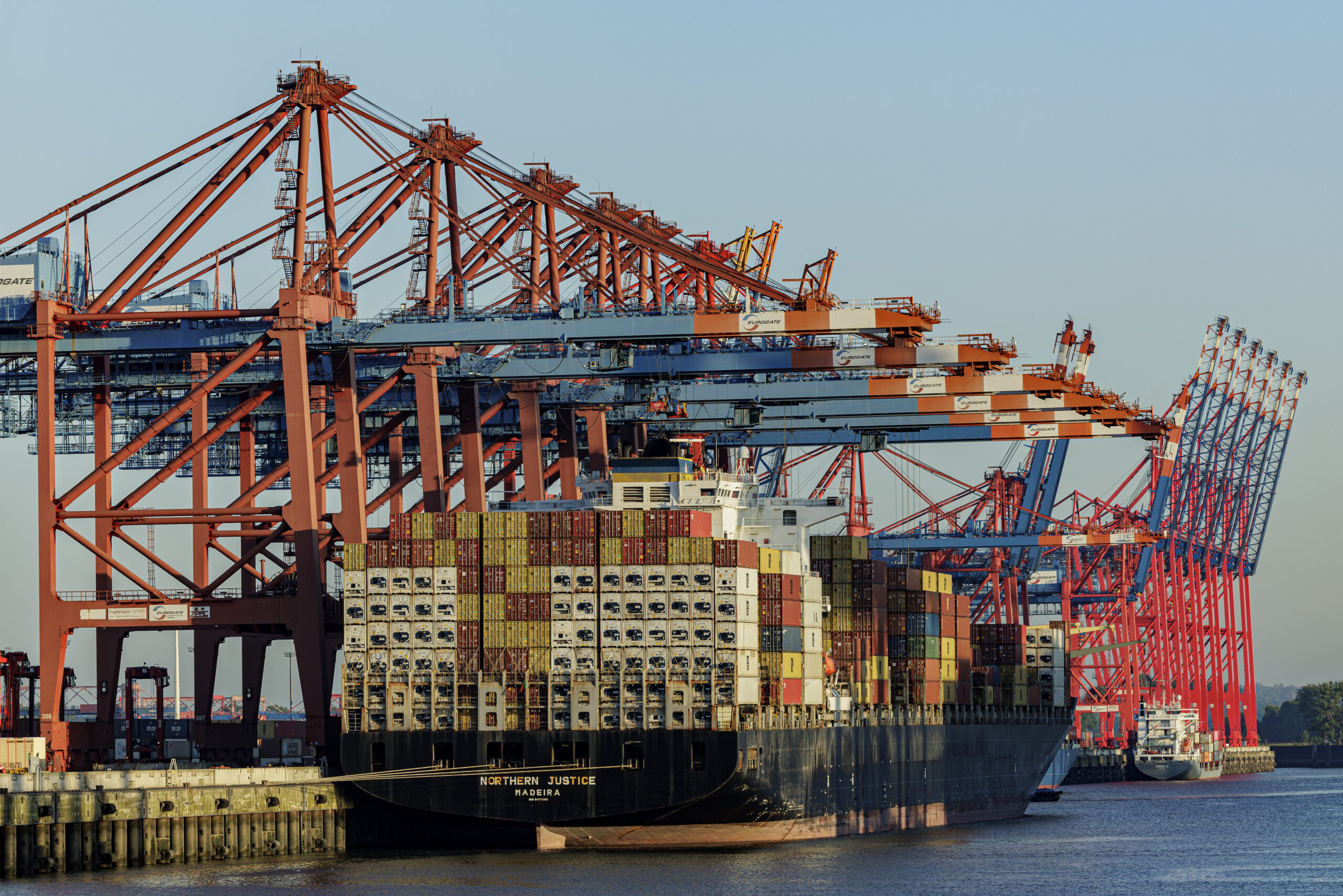 Das Containerschiff „Northern Justice“ liegt zur Abfertigung an den Terminals im Hamburger Hafen.