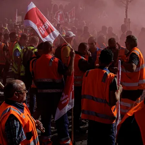 Ende Juni hatten Hafenarbeiter bereits mit einem Warnstreik für mehr Lohn demonstriert. Nun ist noch immer keine Einigung in Sicht.