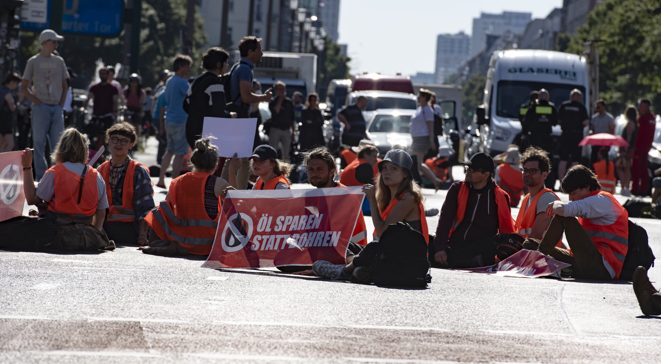 Demonstrierende blockieren eine Straße