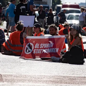 Demonstrierende blockieren eine Straße
