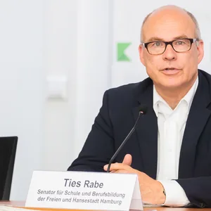 Schulsenator Ties Rabe (SPD) macht sich Sorgen, ob Hamburgs Schüler:innen im Herbst in einem warmen Klassenzimmer lernen können.