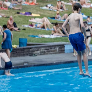 Volles Freibad in Hamburg