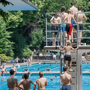 Symbolbild: Bei schwülen 31 Grad Lufttemperatur genießen die Besucher die Abkühlung im Kaifu-Freibad.