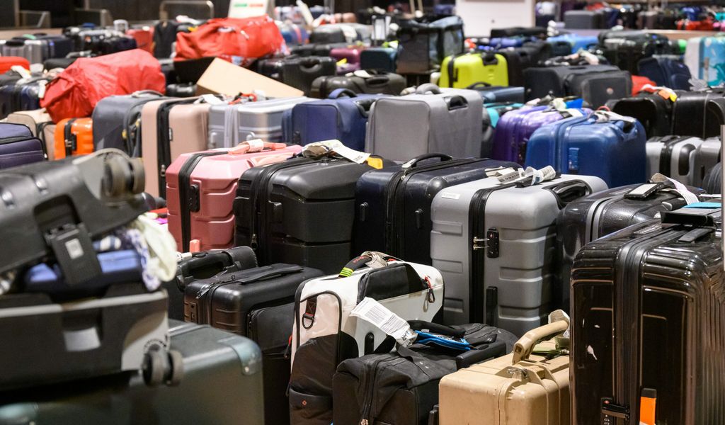 Nachgeliefertes Gepäck staut sich am Flughafen Hamburg