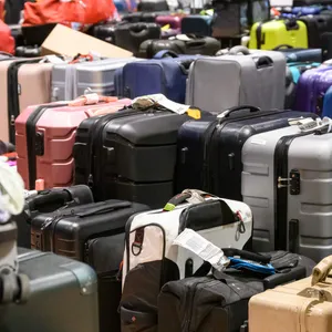 Nachgeliefertes Gepäck staut sich am Flughafen Hamburg