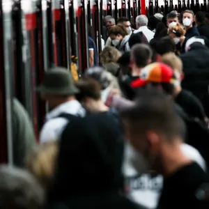 Fahrgäste steigen am Hauptbahnhof in eine S-Bahn.