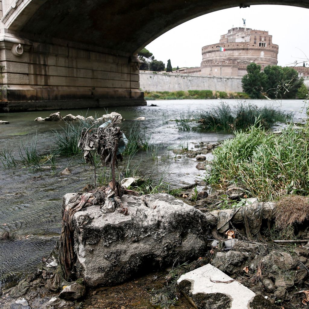 Der Wasserstand des Tibers in Rom ist so niedrig, dass in der Nähe des Castel Sant'Angelo Steine vom Grund zum Vorschein kommen.