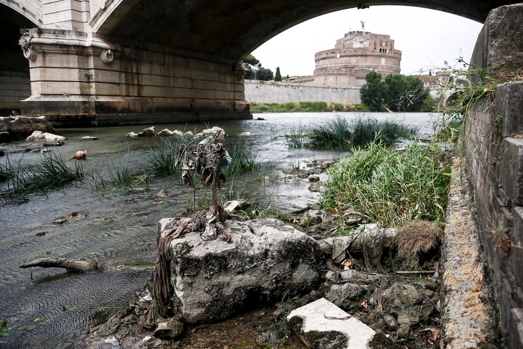 Der Wasserstand des Tibers in Rom ist so niedrig, dass in der Nähe des Castel Sant'Angelo Steine vom Grund zum Vorschein kommen.