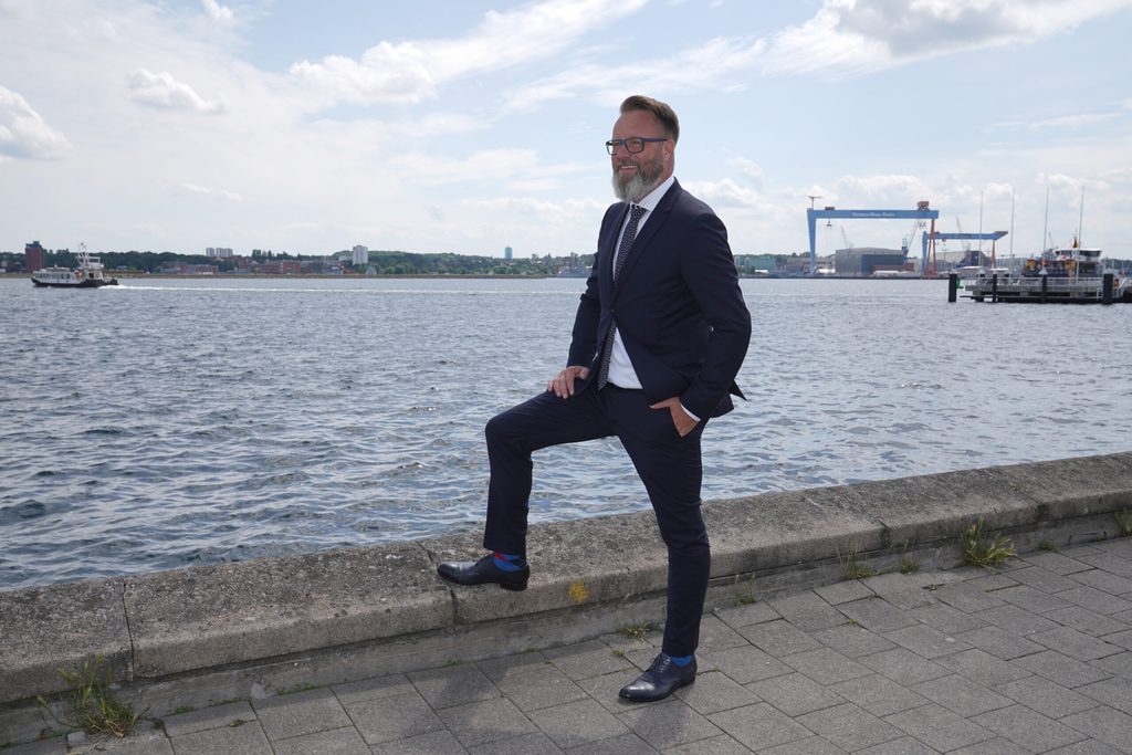 Claus Ruhe Madsen steht am Hafen.