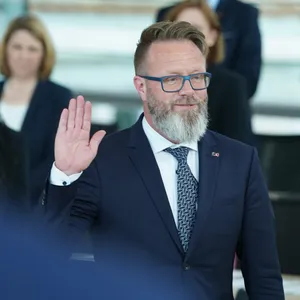 Claus Ruhe Madsen wird im Landtag vereidigt.