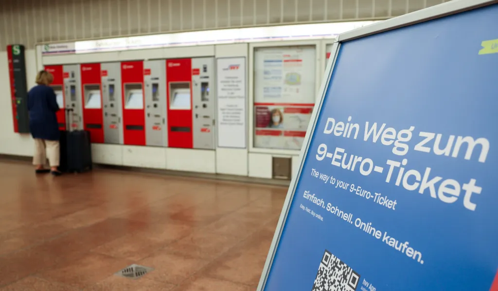 Schild in einer Hamburger U-Bahn wirbt für 9-Euro-Ticket.