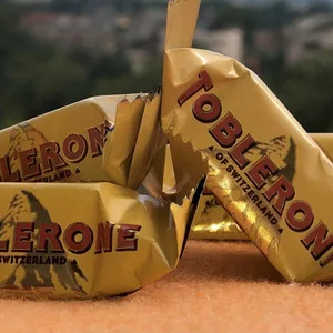 Toblerone-Schokolade vor Berg-Kulisse (Symbolbild)