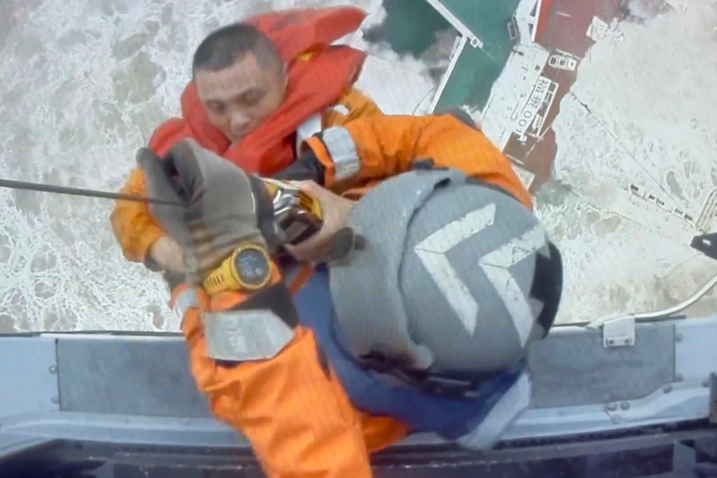 Auf diesem Bild ziehen Hubschrauberbesatzungen einen Mann von einem sinkenden Schiff im Südchinesischen Meer, 300 Kilometer südlich von Hongkong, hoch.