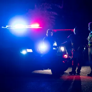 Polizisten sperren den Vadnais Lake ab, in dem die Leichen gefunden wurden.