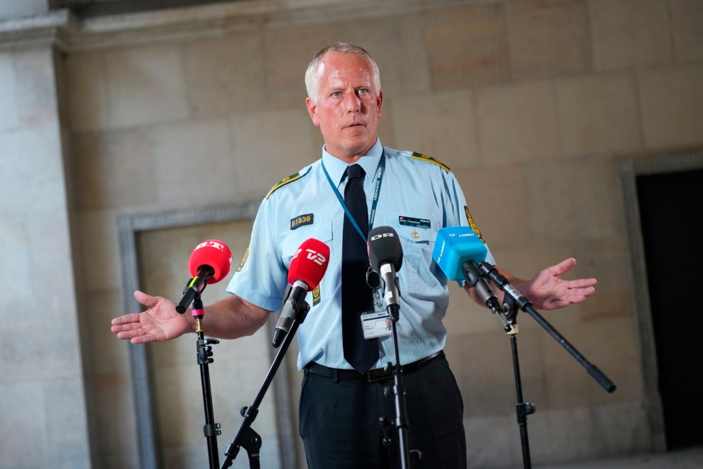 Inspektor Soeren Thomassen, Kopenhagens Polizeichef, während einer Pressekonferenz in der Polizeistation in Kopenhagen, während er über die Vorkommnisse im Field's Shopping Center spricht.