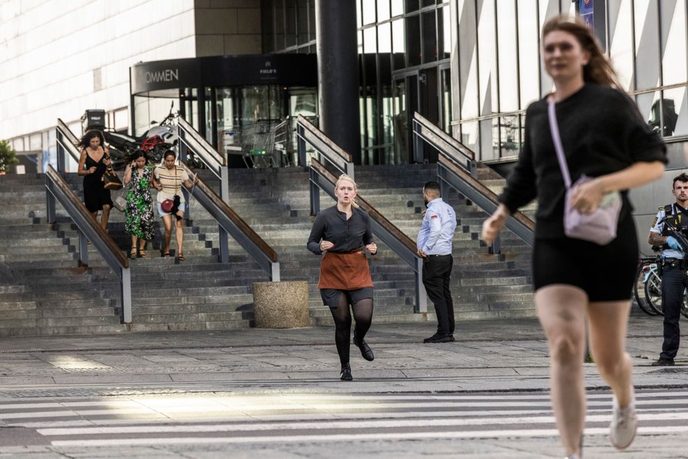 Menschen verlassen das Einkaufszentrum Field's in Kopenhagen, als Schüsse gefallen waren.