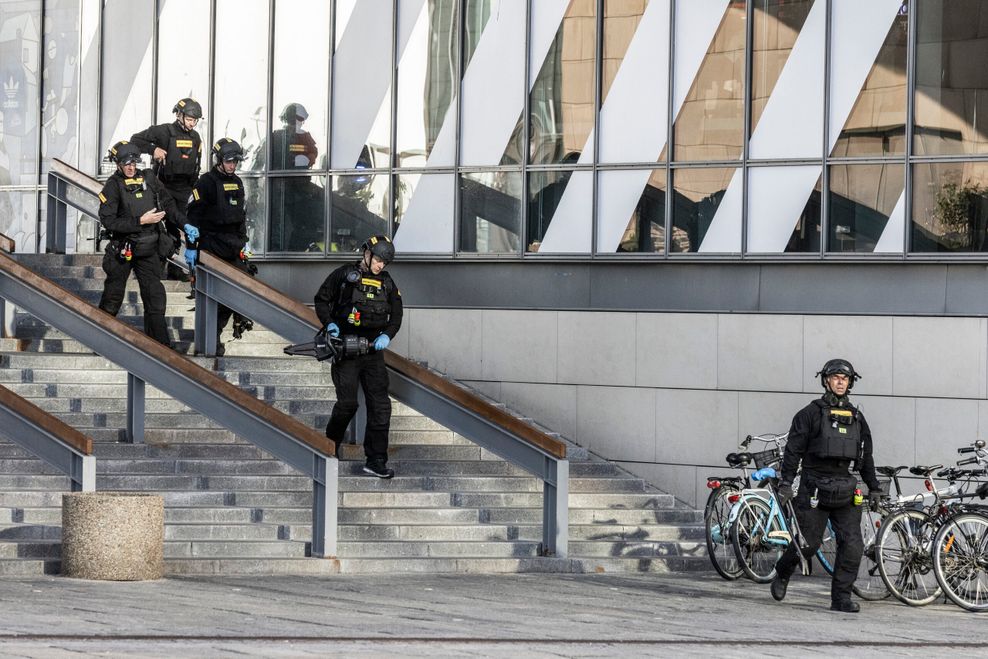 Die Polizei steht vor dem Einkaufszentrum Field's in Kopenhagen, Dänemark.