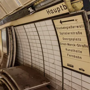 Das Schild mit Straßennamen hängt seit 1968 in einer U-Bahn-Tunnelröhre am Hauptbahnhof – noch nie hat es jemandem den Weg gewiesen.