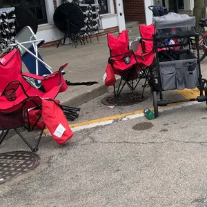 Blick auf eine verlassene Bäckerei, nachdem verängstigte Paradebesucher vor Schüssen geflohen sind und ihre Habseligkeiten zurückgelassen haben.
