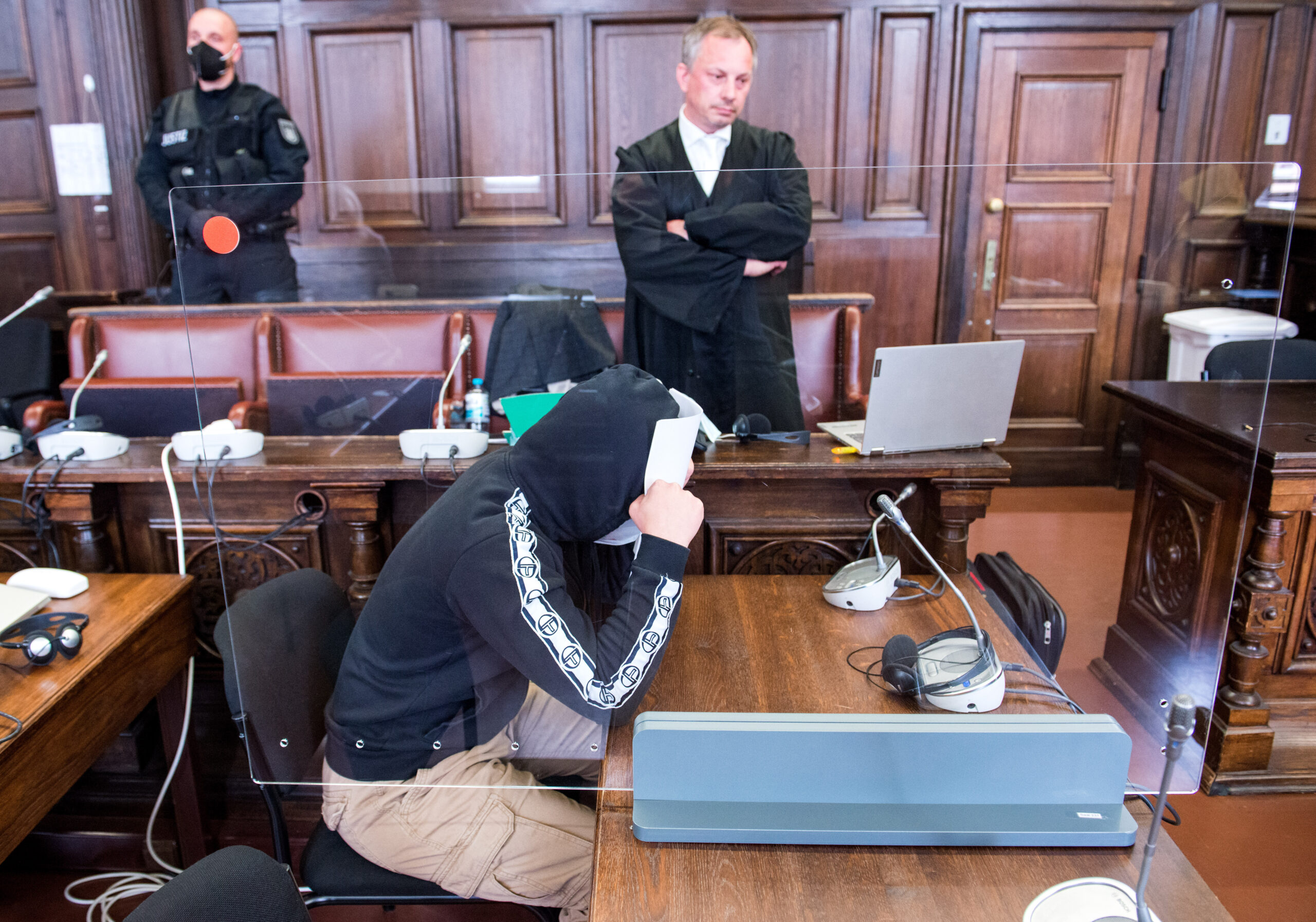 Ein 21 Jahre alter Angeklagter sitzt im Oberlandesgericht neben seinem Verteidiger Roman Raczek im Saal. Die Bundesanwaltschaft wirft dem Mann die Vorbereitung eines islamistisch motivierten Sprengstoffanschlags vor und hat eine Strafe von sieben Jahre Haft beantragt. (Archivfoto)
