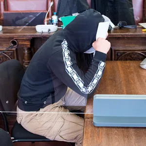 Ein 21 Jahre alter Angeklagter sitzt im Oberlandesgericht neben seinem Verteidiger Roman Raczek im Saal. Die Bundesanwaltschaft wirft dem Mann die Vorbereitung eines islamistisch motivierten Sprengstoffanschlags vor und hat eine Strafe von sieben Jahre Haft beantragt. (Archivfoto)