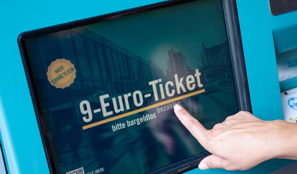 Die Mehrheit der Deutschen will weiterhin das 9-Euro-Ticket.