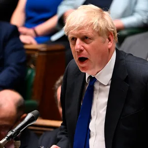 Johnson steht im britischen Unterhaus am Mikrofon