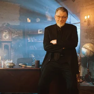 Neue Folgen von „X-Factor“: Auch Original-Moderator Jonathan Frakes ist wieder mit an Bord.