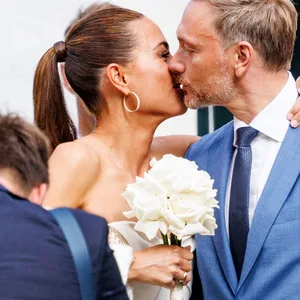 Bundesfinanzminister Christian Lindner (FDP) und seine Lebensgefährtin Franca Lehfeldt haben auf Sylt geheiratet.