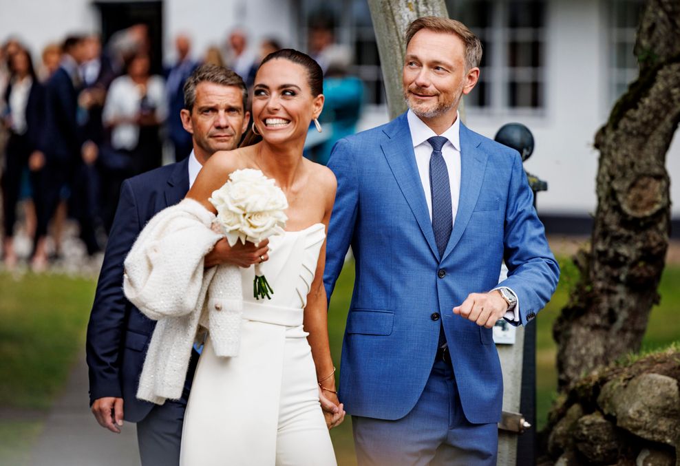 Christian Lindner (FDP) und Franca Lehfeldt verlassen das Sylt-Museum.