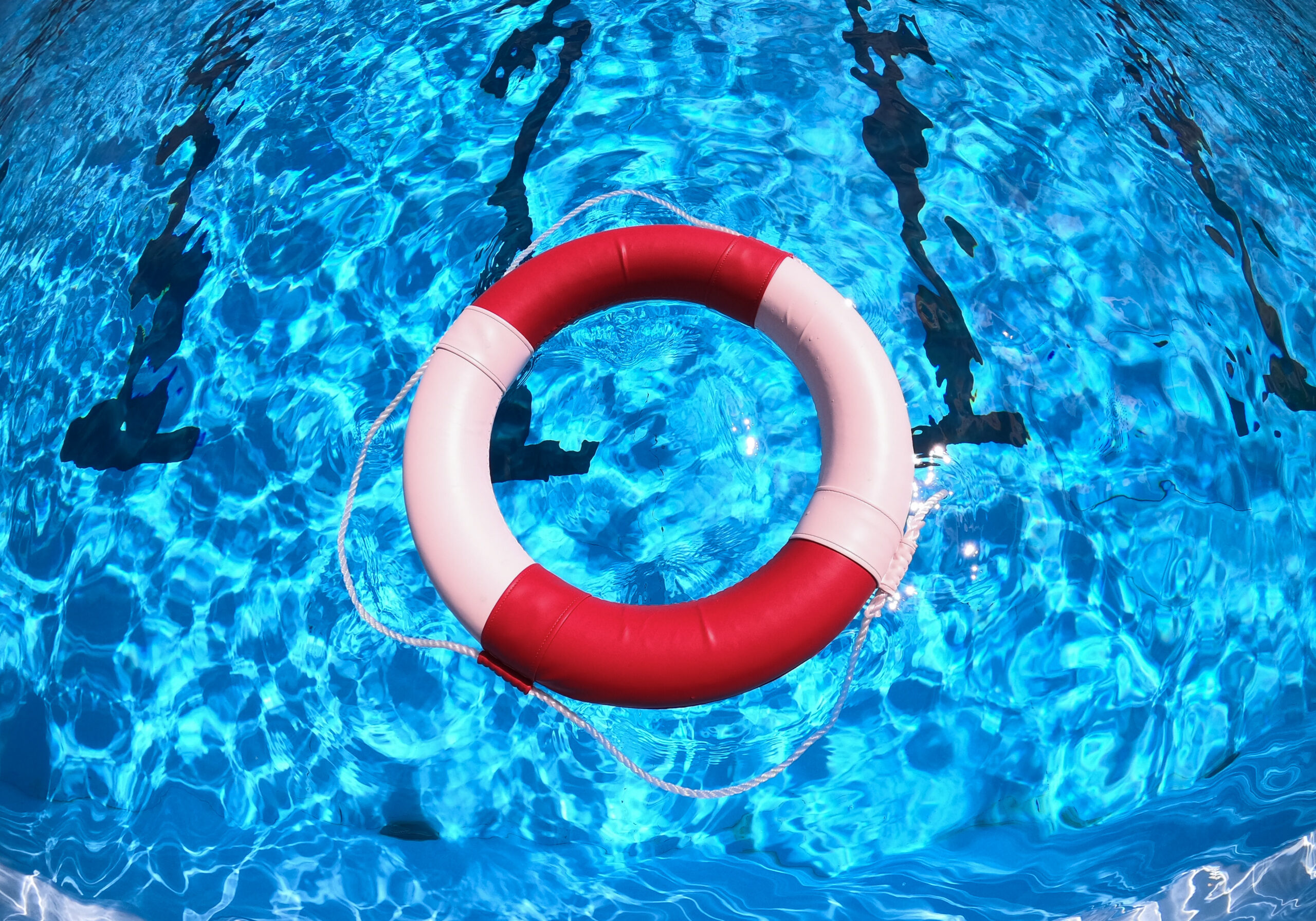 Ein Rettungsring schwimmt auf dem Wasser im Freibad
