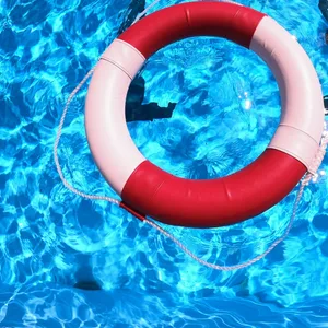 Ein Rettungsring schwimmt auf dem Wasser im Freibad