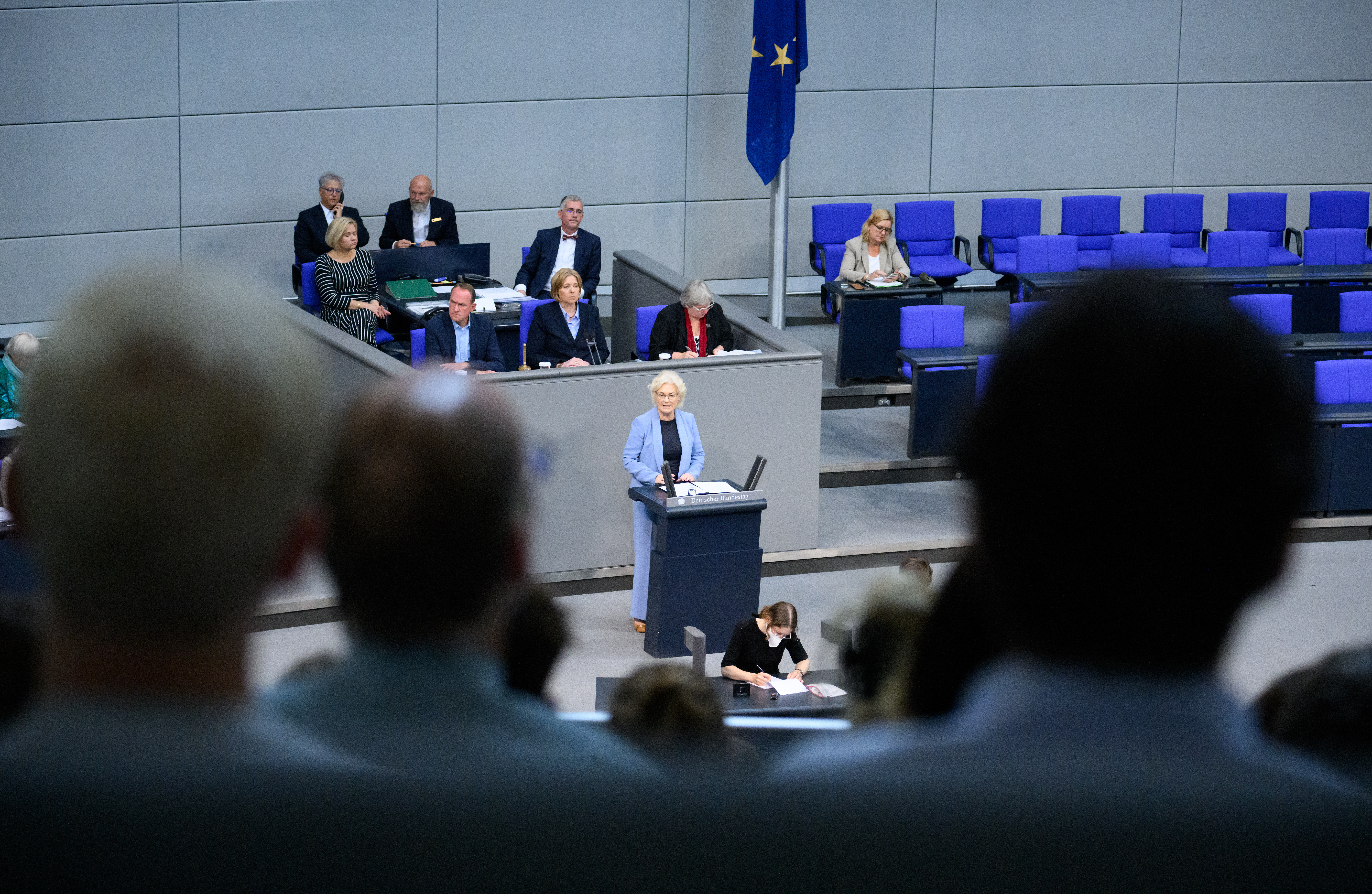 Verteidigungsminsterin Christine Lambrecht (SPD), spricht im Bundestag zum geplanten NATO-Beitritt von Schweden und Finnland.