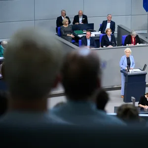 Verteidigungsminsterin Christine Lambrecht (SPD), spricht im Bundestag zum geplanten NATO-Beitritt von Schweden und Finnland.