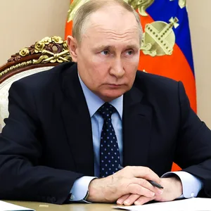 Putin sitzt an einem Tisch