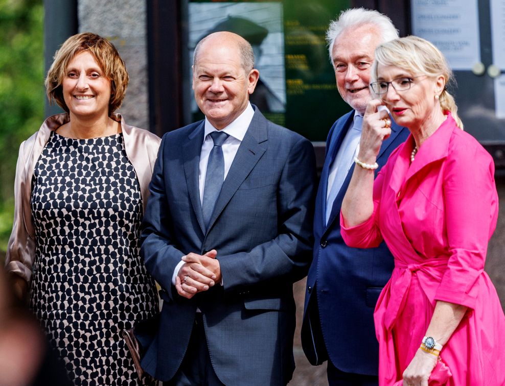 Zahlreiche Promis und Politiker sind zu der Hochzeit eingeladen - darunter Bundeskanzler Olaf Scholz (SPD, 2.v.l) und seine Frau Britta Ernst (l) sowie Wolfgang Kubicki (FDP), Bundestagsvizepräsident, und seiner Frau Annette Marberth-Kubicki.