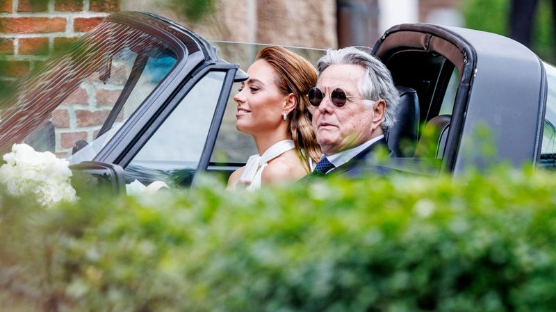 Die 33-Jährige wurde von ihrem Vater in einem offenen Porsche vor die Kirche gefahren.