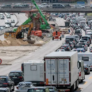 Autos stauen sich auf der A7 Richtung Süden Höhe Bahrenfeld vor dem Elbtunnel. Am Wochenende wird die Fahrtrichtung voll gesperrt (Archivbild).