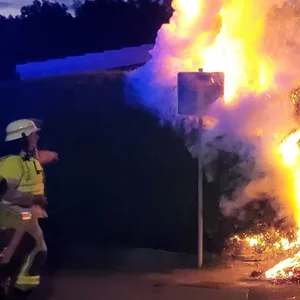 Das Feuer breitete sich rasant aus. Die Retter erhöhten sogar die Alarmstufe.