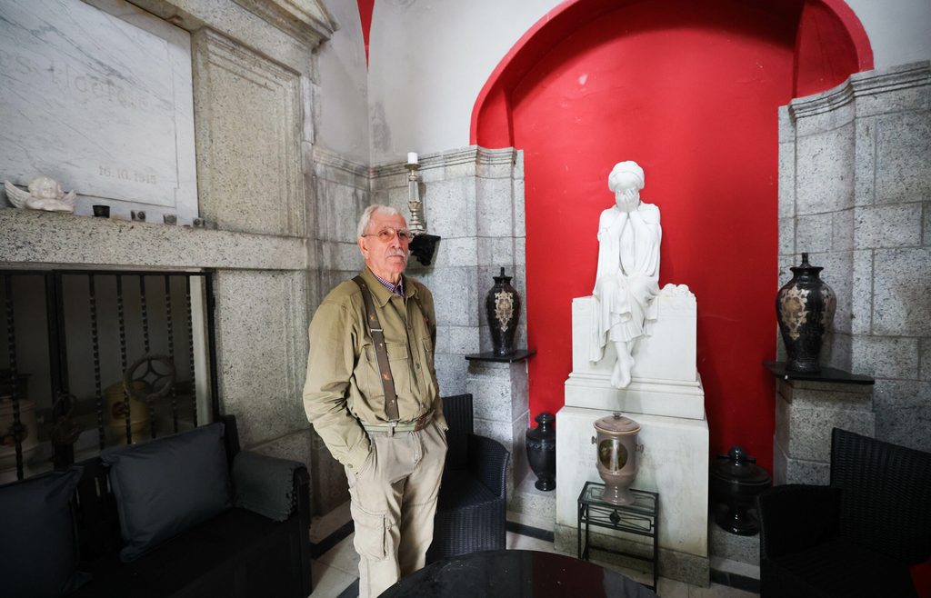 Werner Carstens, ehemaliger Bauunternehmer, steht in seinem Mausoleum auf dem Ohlsdorfer Friedhof.