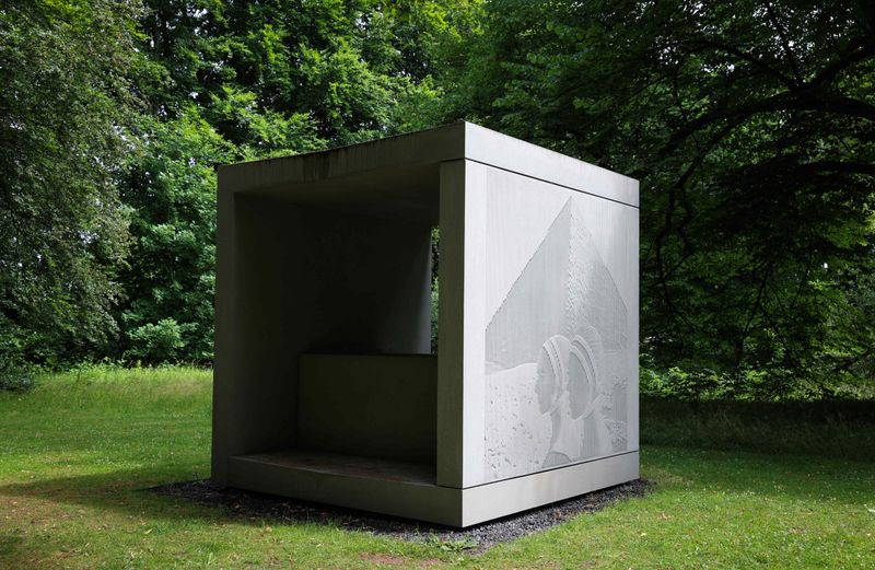 Das Mausoleum des Hamburger Fotograf F.C. Gundlach (1926-2021) ist ein öffentlich zugänglicher Quader aus Beton mit dem Relief eines seiner Fotos auf der Stirnseite.