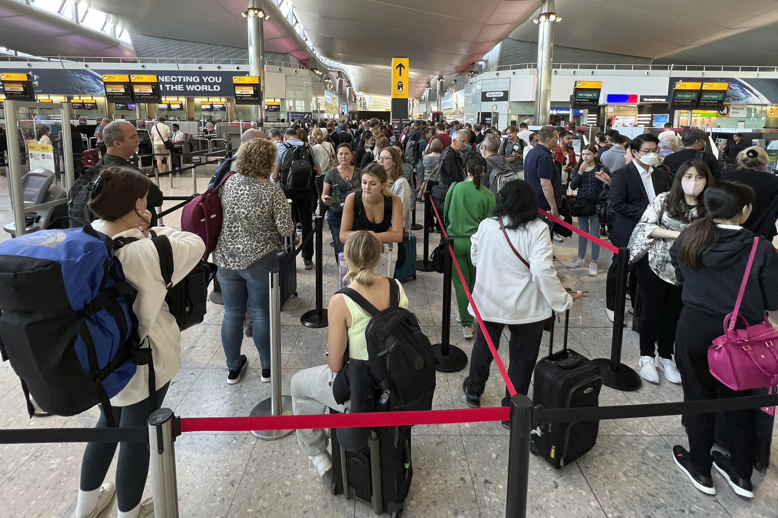 Reisende stehen an der Sicherheitskontrolle am Flughafen Heathrow an.