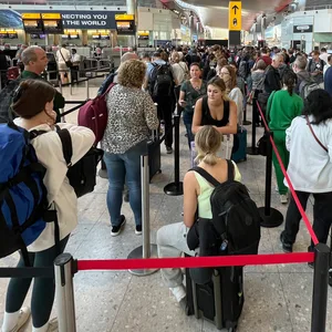 Reisende stehen an der Sicherheitskontrolle am Flughafen Heathrow an.