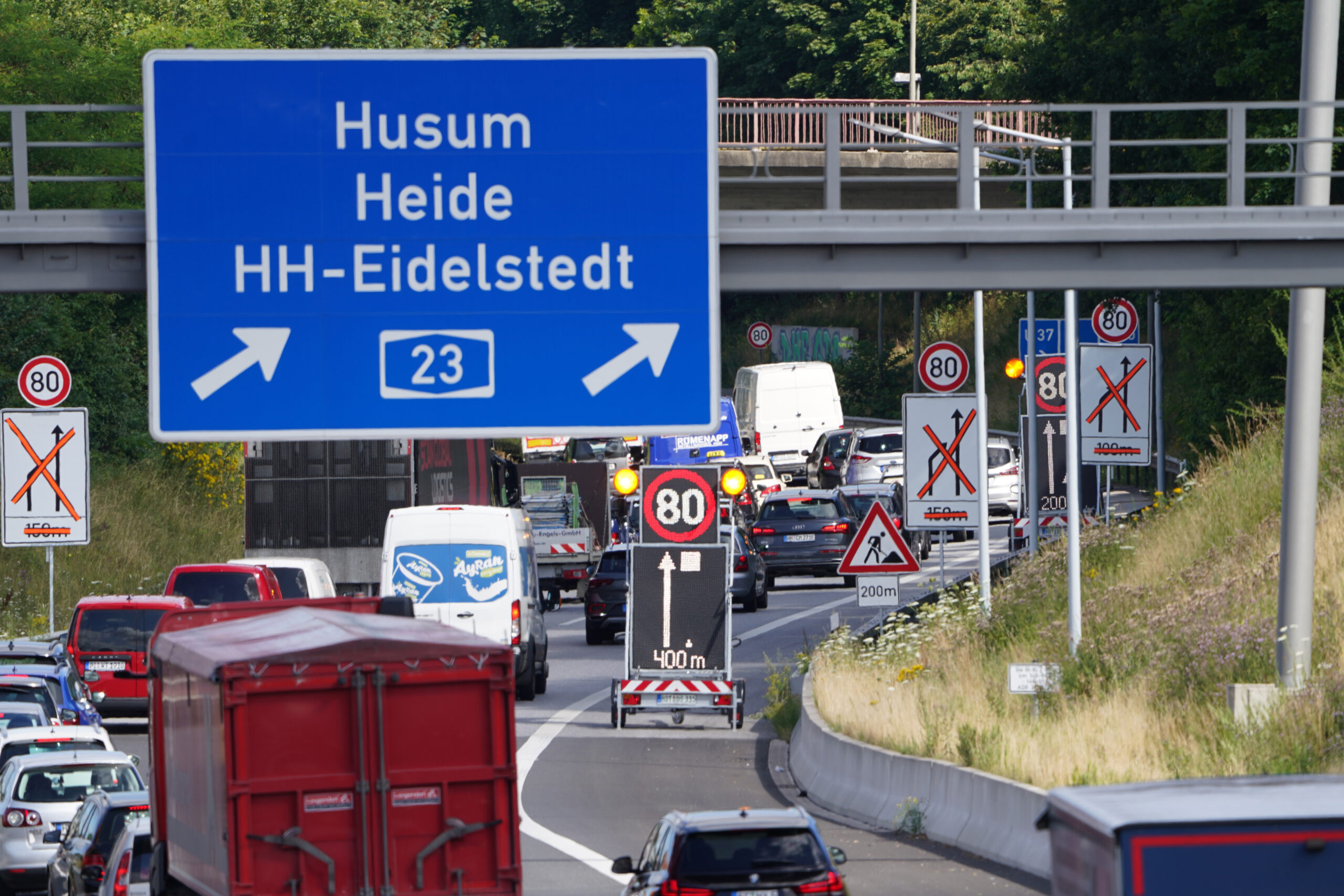 Fahrzeuge stauen sich am Montag am Autobahndreieck Hamburg-Nordwest auf der A23.