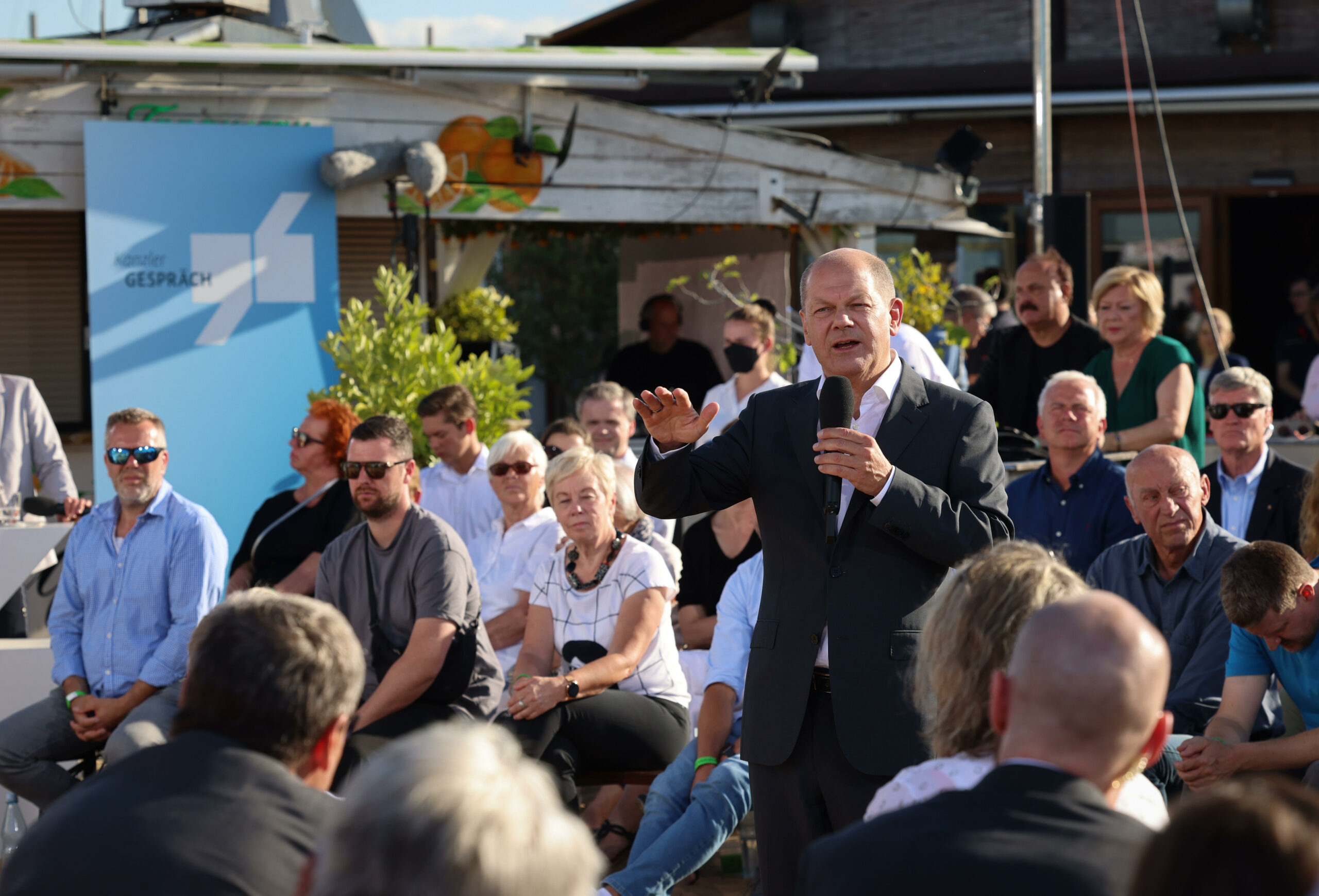 Bundeskanzler Olaf Scholz (SPD) sprach am Montagabend bei einem Bürgerdialog im Strandsalon an der Trave.